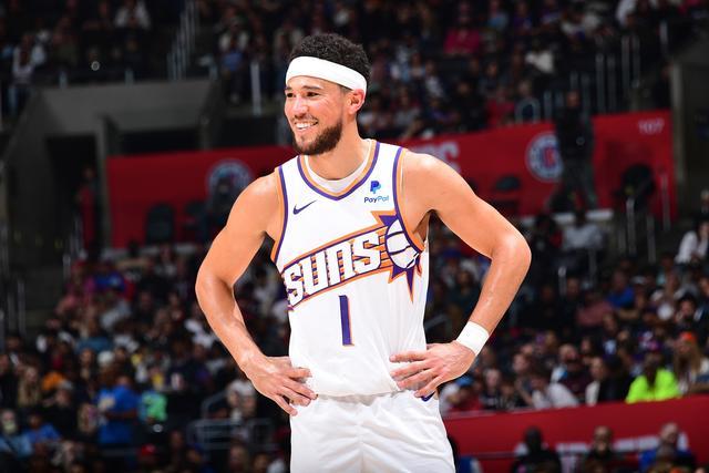 同曦外援空中伸脚踹赵继伟！裁判吹罚违体犯规