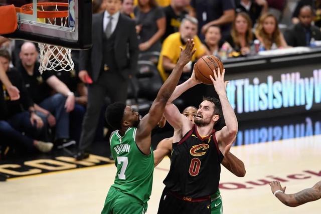 羽毛球亚锦赛：石宇奇男单登顶 国羽两冠两亚收官